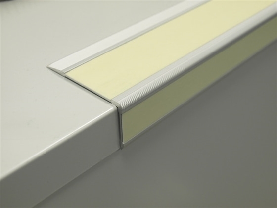 PELDAÑO FOTOLUMINISCENTE CLASE A APLICADO CON TORNILLOS A LA ESQUINA DIMENSION 7 CM X 3,5 CM X 1 M